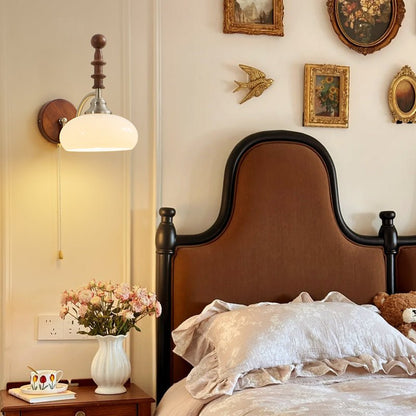 Vintage Wandlamp Met Trekkoord, Walnoot Houten Wandplaat En Opaalglazen Kap